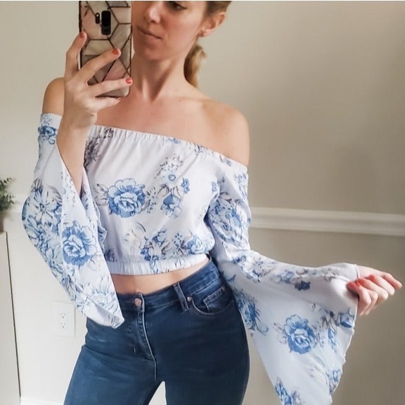 Seek The Label LF Cropped Floral Bell Sleeves Top Revolve XS - Picture 2 of 8